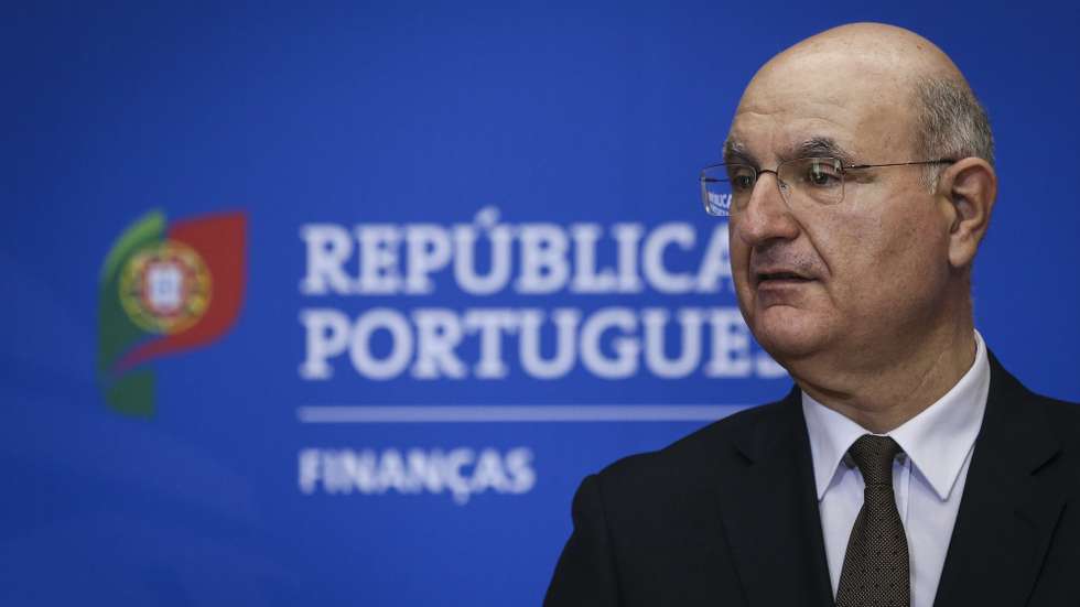 O novo presidente do Conselho de Administração da Comissão de Mercado de Valores Mobiliários (CMVM), Gabriel Bernardino (E), discursa na cerimónia da sua tomada de posse, no Ministério das Finanças, em Lisboa, 15 de novembro de 2021. RODRIGO ANTUNES/LUSA
