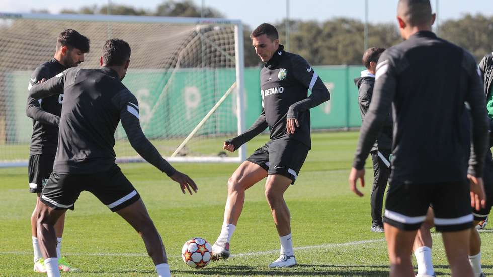 Os jogadores do Sporting Ricardo Esgaio (E) e Joao Palhinha (C)