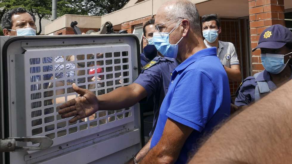 O ex-banqueiro João Rendeiro à saída de uma esquadra de polícia para ser reencaminhado para um tribunal de família, local onde será presente a um a juiz em Verulam, Durban, África do Sul 15 de dezembro de 2021. João Rendeiro foi preso no sábado, num hotel em Durban, na província sul-africana do KwaZulu-Natal, numa operação que resultou da cooperação entre as polícias portuguesa, angolana e sul-africana. LUÍS MIGUEL FONSECA/LUSA