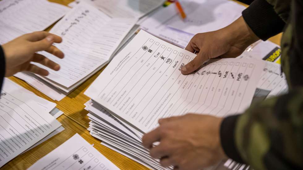 Delegados realizam a contagem de votos dos eleitores no estrangeiro das eleições legislativas, na FIL, em Lisboa, 09 de fevereiro de 2022. JOSÉ SENA GOULÃO/LUSA