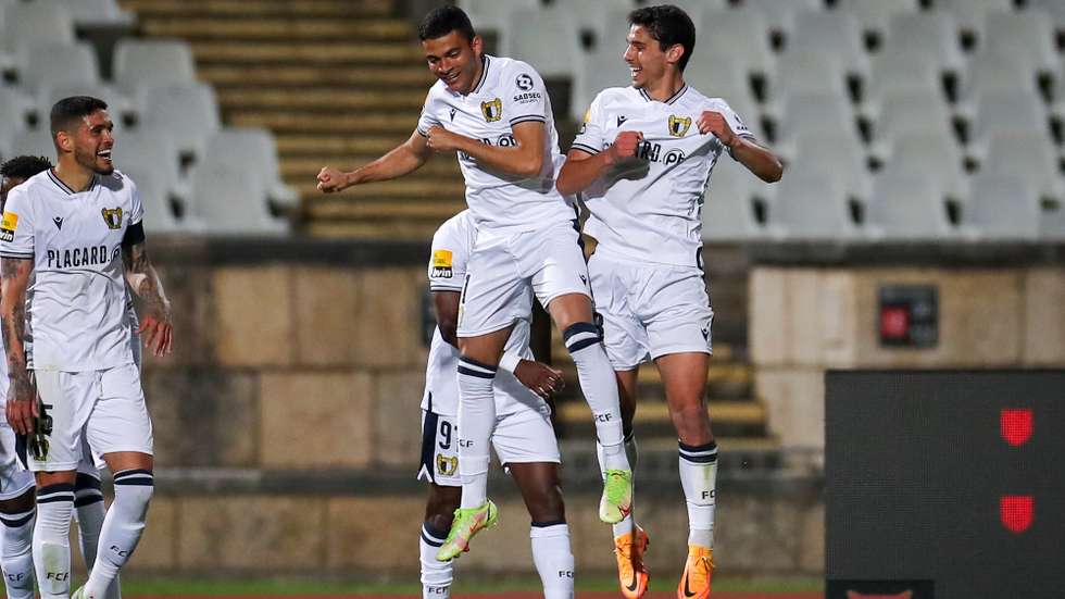 O jogador do Famalicão, Bruno Rodrigues (C), festeja um golo contra o Belenenses SAD durante o jogo da 33ª da Primeira Liga de futebol, disputado no Estádio Nacional do Jamor, em Oeiras, 09 de maio de 2022, JOSÉ SENA GOULÃO/LUSA
