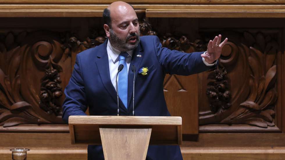 O deputado do Chega, Pedro Pinto, intervém no debate sobre a participação de Portugal na Cooperação Estruturada Permanente, esta tarde na Assembleia da República em Lisboa, 21 de abril de 2022. MIGUEL A. LOPES/LUSA