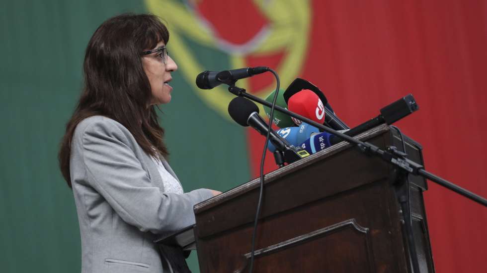 A ministra da Defesa Nacional, Helena Carreiras, intervém na cerimónia de partida para a Lituânia da Força de Fuzileiros, composta por 146 militares, entre os quais seis mergulhadores, para participar numa missão no quadro das medidas de tranquilização da Organização do Tratado do Atlântico Norte (NATO) para o flanco leste da Aliança, a Assurance Measures, em Figo Maduro, Lisboa, 01 de junho de 2022. MIGUEL A. LOPES/LUSA