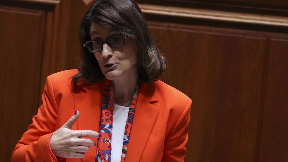 A ministra da Justiça, Catarina Sarmento e Castro, intervém na sessão plenária para a discussão e votação na generalidade da proposta do Governo e dos projetos do PSD, Chega e PCP sobre acesso a metadados para fins de investigação criminal, na Assembleia da República, em Lisboa, 03 de junho de 2021. ANTÓNIO COTRIM/LUSA