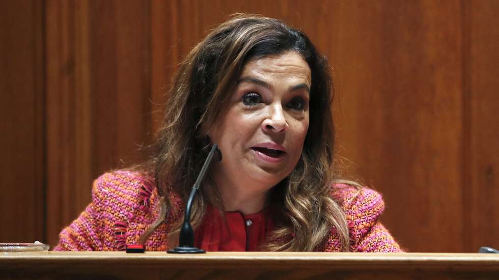 A presidente da Associação Nacional de Municípios Portugueses (ANMP), Luísa Salgueiro (E), ladeada pelo presidente da Comissão de Orçamento e Finanças, Filipe Neto Brandão (D), intervém na sua audição, em conjunto com a Comissão de Administração Pública, Ordenamento do Território e Poder Local, no âmbito da apreciação, na generalidade, do Orçamento do Estado para 2023, em Lisboa, 03 de novembro de 2022. ANTÓNIO PEDRO SANTOS/LUSA