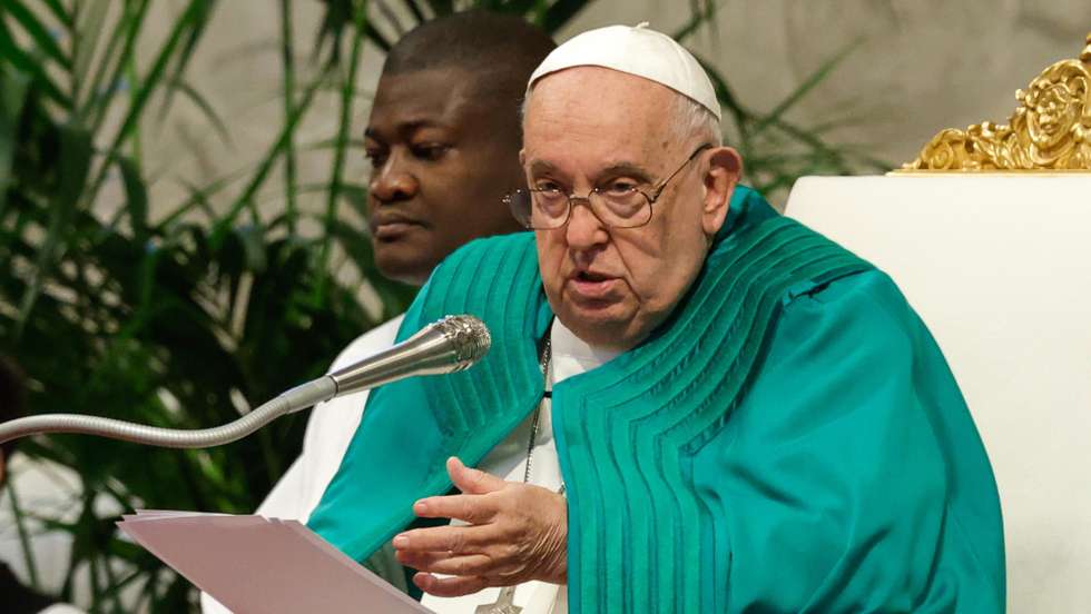 epa11725342 Pope Francis presides over a Holy Mass for the eighth annual World Day of the Poor in Saint Peter's Square, Vatican City, 17 November 2024.  EPA/GIUSEPPE LAMI