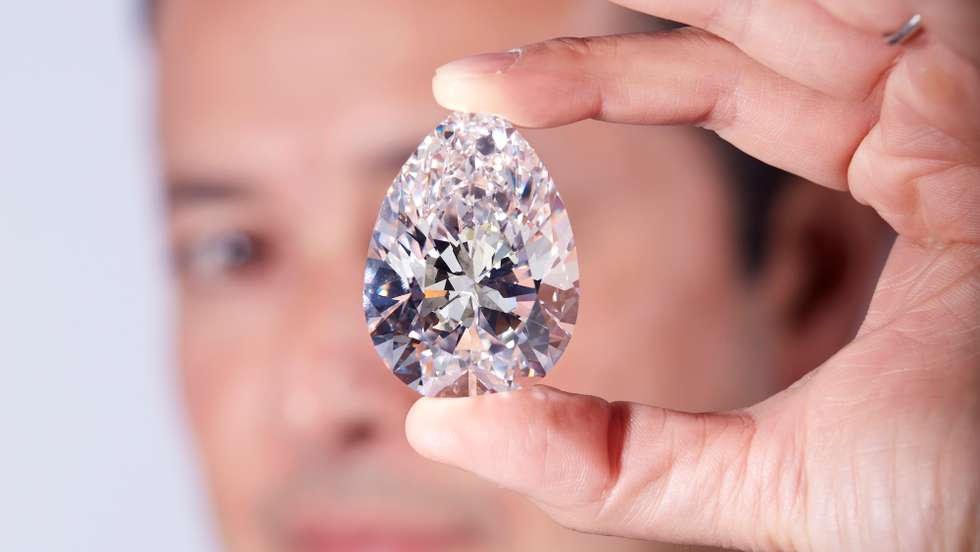 O diamante "The Rock" é originário da África do Sul e, antes de brilhar a solo para esta venda, ele integrava um colar Cartier do seu dono anterior.