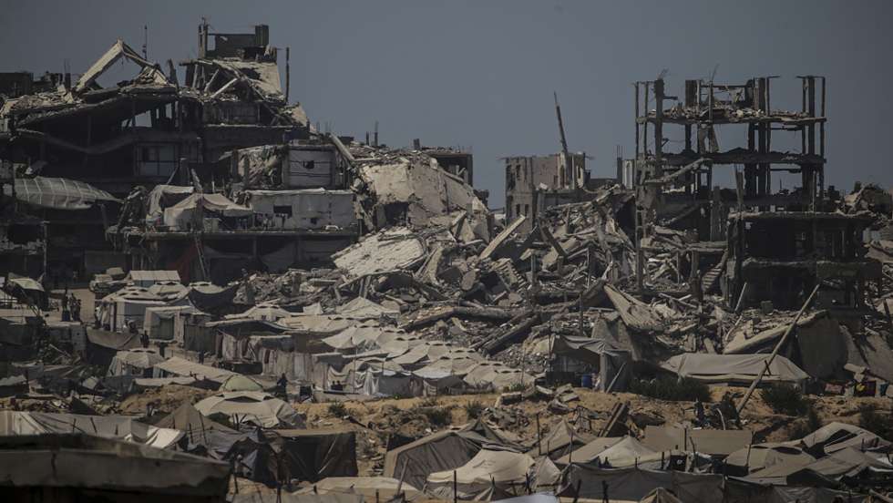 epa12289958 Tents of internally displaced Palestinians, who fled from the east of Gaza City and northern Gaza, near the rubble of destroyed buildings in the west of the northern Gaza Strip, 08 August 2025.  EPA/MOHAMMED SABER