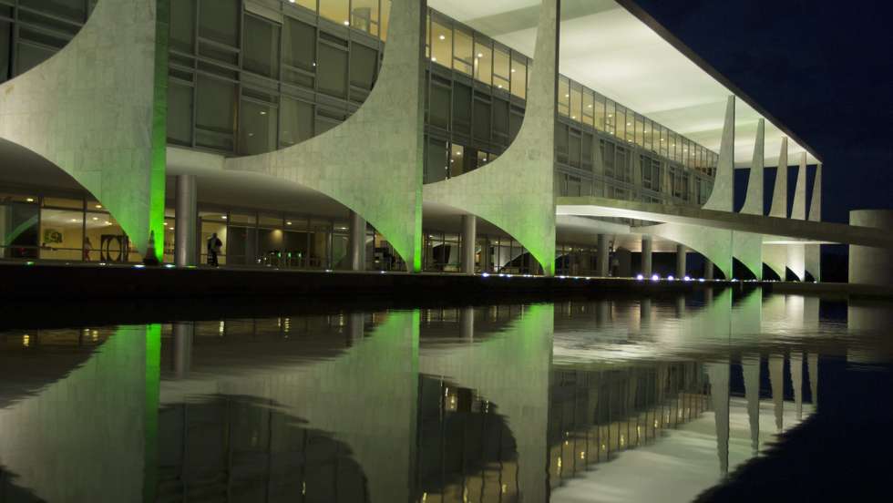 epa05654371 A general view of the Planalto Palace, Brazilian Government headquarters, lit in green in tribute of Chapecoense players who died in a plane accident, in Brasilia, Brazil, 30 November 2016. 71 people died when an aircraft crashed late 28 November 2016 with 77 people on board, including players of the Brazilian soccer club Chapecoense. The plane crashed in a mountainous area outside Medellin, Colombia as it was approaching the Jose Maria Cordoba airport. Chapecoense were scheduled to play in the Copa Sudamericana final against Medellin's Atletico Nacional on 30 November 2016.  EPA/Joédson Alves