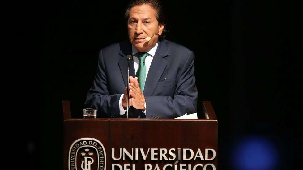 epa05125476 Peruvian presidential candidate Alejandro Toledo for the Peru Posible party speaks at the Universidad del Pacifico, in Lima, Peru, 25 January 2016. Presidential candidates will present their plans at a forum organized by Proetica, the Peruvian chapter of the organization Transparency International. Peru holds general elections on 10 April 2016.  EPA/ERNESTO ARIAS