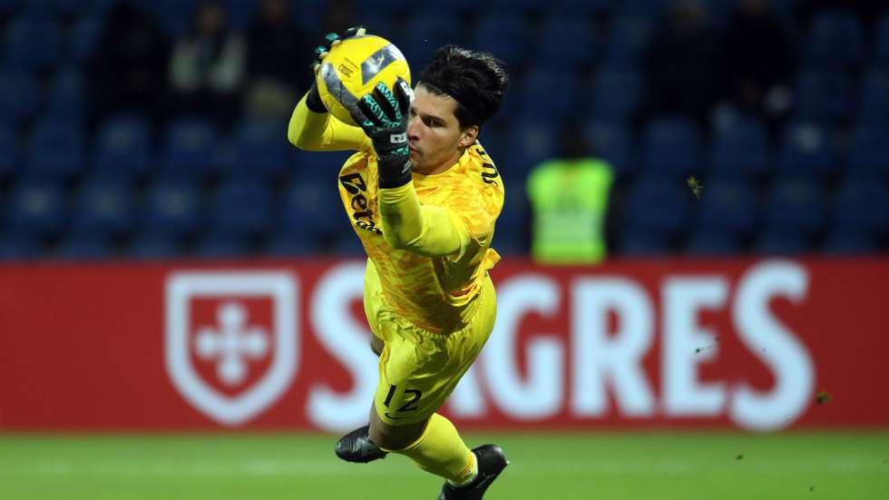 epa12601452 Sporting`s goalkeeper Joao Virginia in action during the Portugal Cup soccer match between Santa Clara and Sporting CP held at Saint Michael Stadium, Ponta Delgada, Portugal, 18 December 2025.  EPA/EDUARDO COSTA