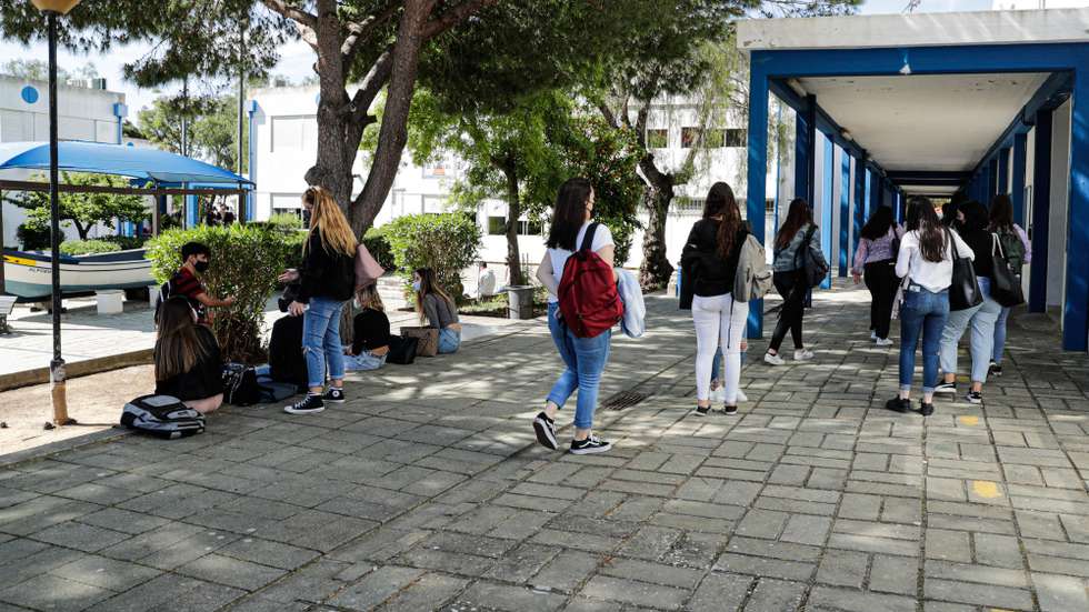 Alunos à entrada da Escola Secundária de Albufeira