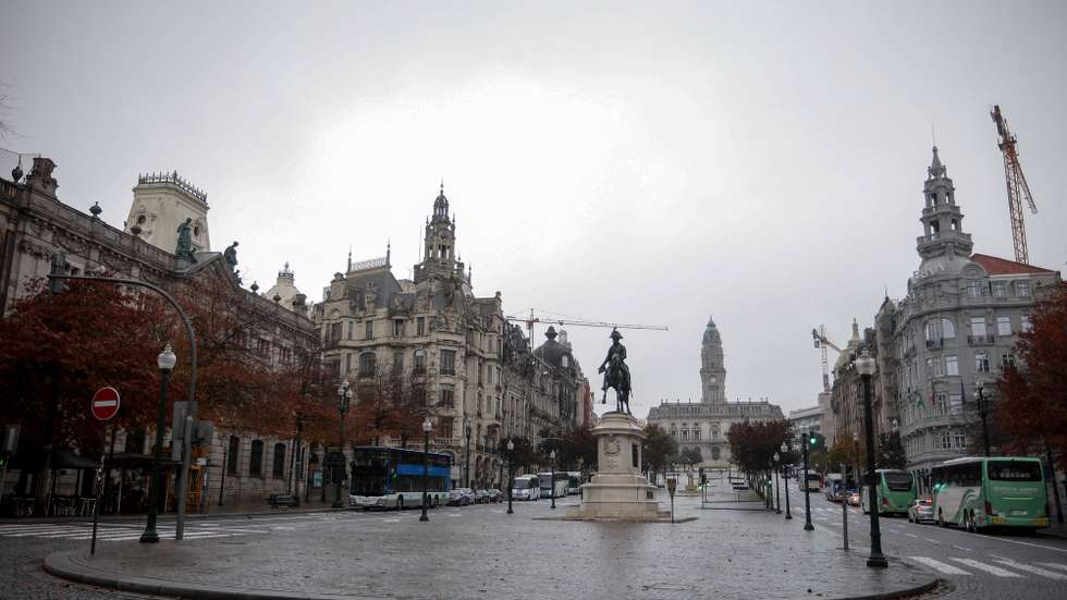 Vista geral da Avenida dos Aliados no Porto durante o recolher obrigatório do estado de emergência no âmbito das medidas de contenção da covid-19, no Porto, 15 de novembro de 2020. Com 191 concelhos em risco em Portugal, o Conselho de Ministros decretou o encerramento de todos os estabelecimentos comerciais e restauração a partir das 13h00 até às 08h00 do dia seguinte, tanto no sábado como no domingo, para além do confinamento obrigatório para toda a população dos concelhos em risco a partir das 13h. MANUEL FERNANDO ARAÚJO/LUSA
