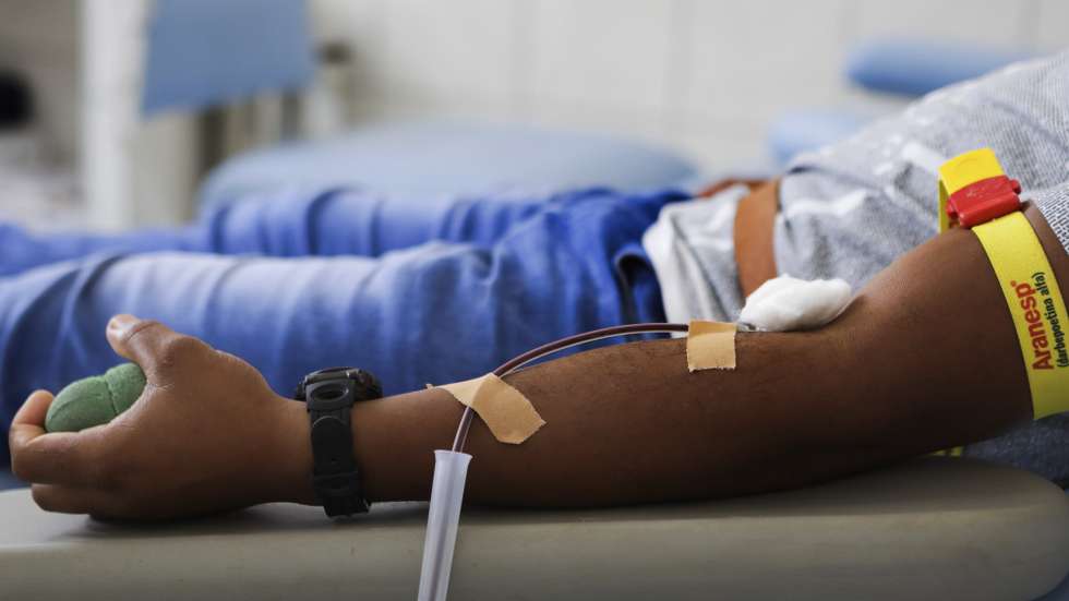 Um dador durante uma ação de recolha de sangue, na cidade da Praia, ilha de Santiago, Cabo Verde, 25 de janeiro de 2022. Depois de um processo que durou quase um ano, com encontros, reuniões e uma comissão instaladora, num desafio lançado pelo próprio Banco de Sangue, foi criada a Associação dos Doadores Voluntários de Sangue da Praia (ADVS – Praia), a primeira do país, que elegeu em 22 de janeiro João Pedro Abreu Martins como presidente. (ACOMPANHA TEXTO DA LUSA DO DIA 31 DE JANEIRO DE 2022). ELTON MONTEIRO/LUSA