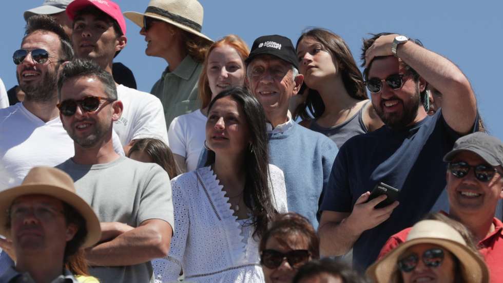 O Presidente da República, Marcelo Rebelo de Sousa (C), assistiu à vitória da dupla de tenistas portugueses Nuno Borges e Francisco Cabral na final de pares do Estoril Open 2022, contra a dupla composta por Maximo Gonzalez e Andre Goransson, Estoril, 01 de maio de 2022. TIAGO PETINGA/LUSA