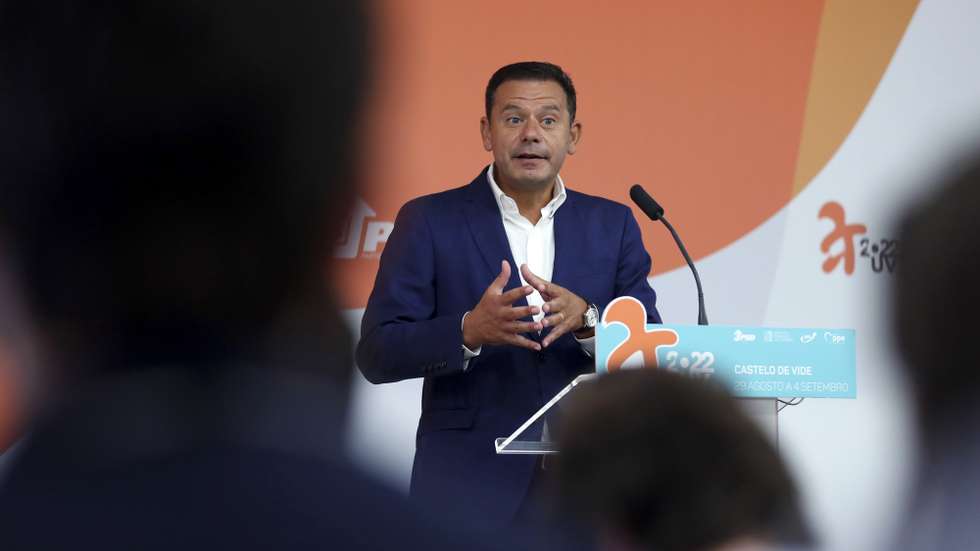 O presidente do Partido Social Democrata (PSD), Luís Montenegro discursa na sessão de encerramento da Universidade de Verão do partido em Castelo de Vide, 04 de setembro de 2022. NUNO VEIGA/LUSA