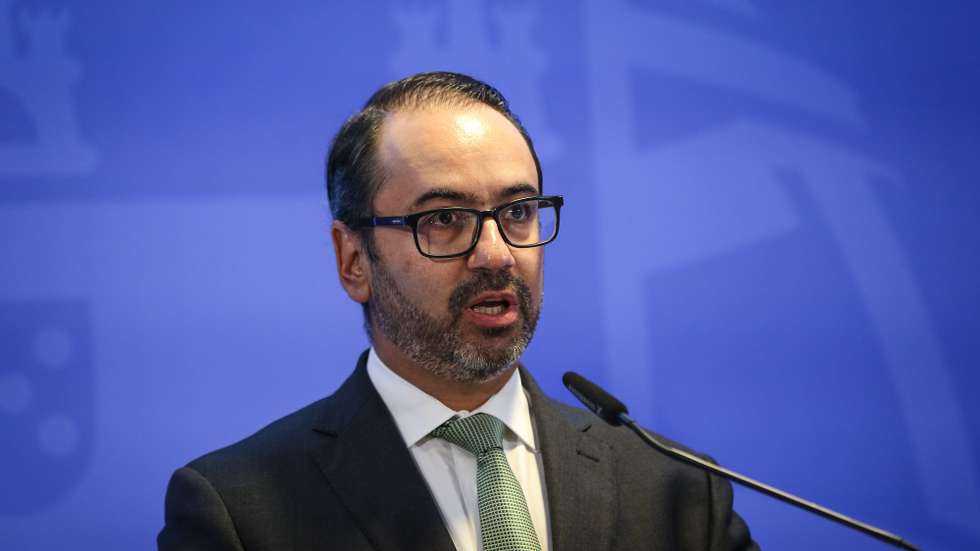 O secretário de Estado da Presidência do Conselho de Ministros, André Moz Caldas, fala aos jornalistas durante o briefing da reunião do Conselho de Ministros em Lisboa, 29 de setembro de 2022. RODRIGO ANTUNES/LUSA