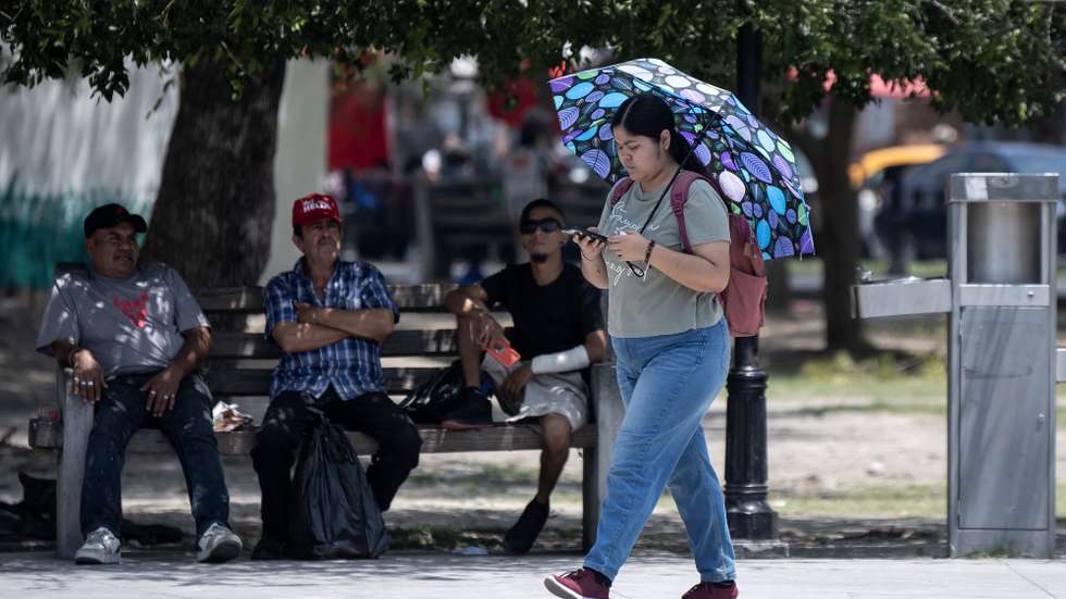 epa10689401 People protect themselves from the sun due to the high temperatures that have been registered in the city of Monterrey, Nuevo Leon, Mexico, 13 June 2023. Mexico is facing a heat wave on 13 June, with 22 of its 32 entities with temperatures above 40 degrees Celsius, a phenomenon that particularly affects the north of the country, where the thermometer has marked up to 45 degrees Celsius.  EPA/Miguel Sierra