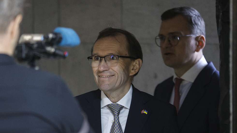 epaselect epa11279853 Ukrainian Foreign Minister Dmytro Kuleba (R) and Espen Barth Eide (C), Minister of Foreign Affairs of Norway, arrive to a press conference after their meeting in Kyiv, Ukraine, 15 April 2024. Norwegian Foreign Minister Espen Barth Eide arrived in Kyiv to meet with top Ukrainian officials amid the ongoing Russian invasion.  EPA/SERGEY DOLZHENKO