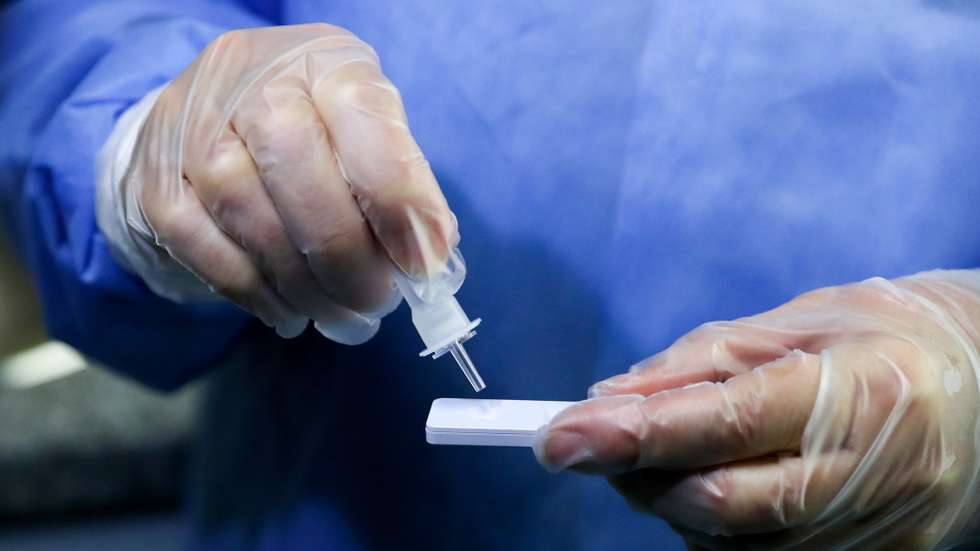 A diretora clínica da farmácia Marvila, Isaura Martinho, efetua um teste rápido antigénico na Farmácia Marvila, no âmbito do plano de testagem em massa gratuito, promovido pela CML, destinado aos residentes das freguesias do concelho com mais de 120 casos de covid-19 por 100 mil habitantes, em Lisboa, 31 de março de 2021. As dez freguesias inicialmente abrangidas pelo plano municipal de testagem são Ajuda, Alvalade, Arroios, Estrela, Marvila, Olivais, São Vicente, Santa Clara, Santa Maria Maior e Santo António. MANUEL DE ALMEIDA/LUSA