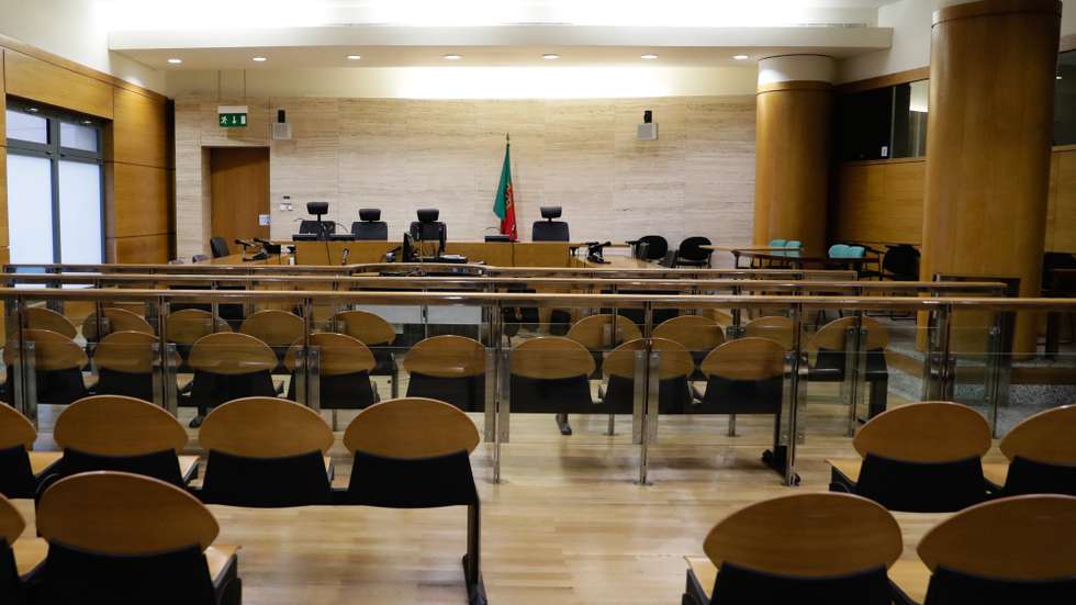 Sala de audiências do Tribunal de Loures onde prossegue o julgamento de Rosa Grilo e António Joaquim, acusados pelo Ministério Público (MP) da coautoria do homicídio do triatleta Luís Grilo, marido da arguida, 17 de setembro de 2019. TIAGO PETINGA/LUSA