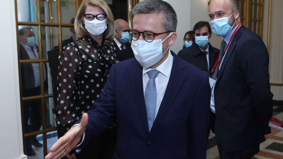 O presidente da Câmara Municipal de Lisboa, Carlos Moedas (C), à chegada para a sessão de abertura da Conferência Meio Mandato da ETUC/CES (Confederação Europeia de Sindicatos/European Trade Union Confederation), com a participação de líderes sindicais de toda a Europa, no Teatro da Trindade, em Lisboa, 09 de novembro de 2021. ANTÓNIO PEDRO SANTOS/LUSA