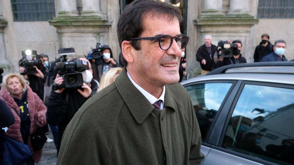 O presidente da Câmara Municipal do Porto, Rui Moreira, à saída do Tribunal de São João Novo onde assistiu à leitura do acórdão do processo Selminho, no qual foi ilibado de prevaricação, por favorecer a imobiliária da família, da qual era sócio, em detrimento do município, Porto, 21 de janeiro de 2022. FERNANDO VELUDO/LUSA