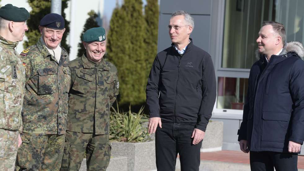 epa09793169 Polish President Andrzej Duda (R) and NATO Secretary General Jens Stoltenberg (2-R) prior to their meeting at the Lask air base, Poland, 01 March 2022.  EPA/Grzegorz Michalowski POLAND OUT