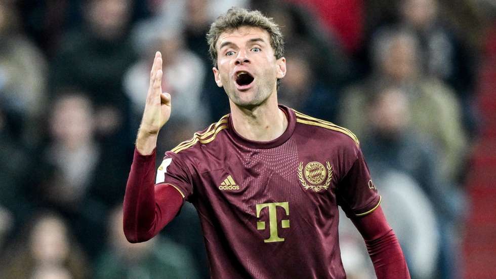 epa10216574 Munich's Thomas Mueller reacts during the German Bundesliga soccer match between FC Bayern Munich and Bayer Leverkusen in Munich, Germany, 30 September 2022.  EPA/FILIP SINGER CONDITIONS - ATTENTION: The DFL regulations prohibit any use of photographs as image sequences and/or quasi-video.