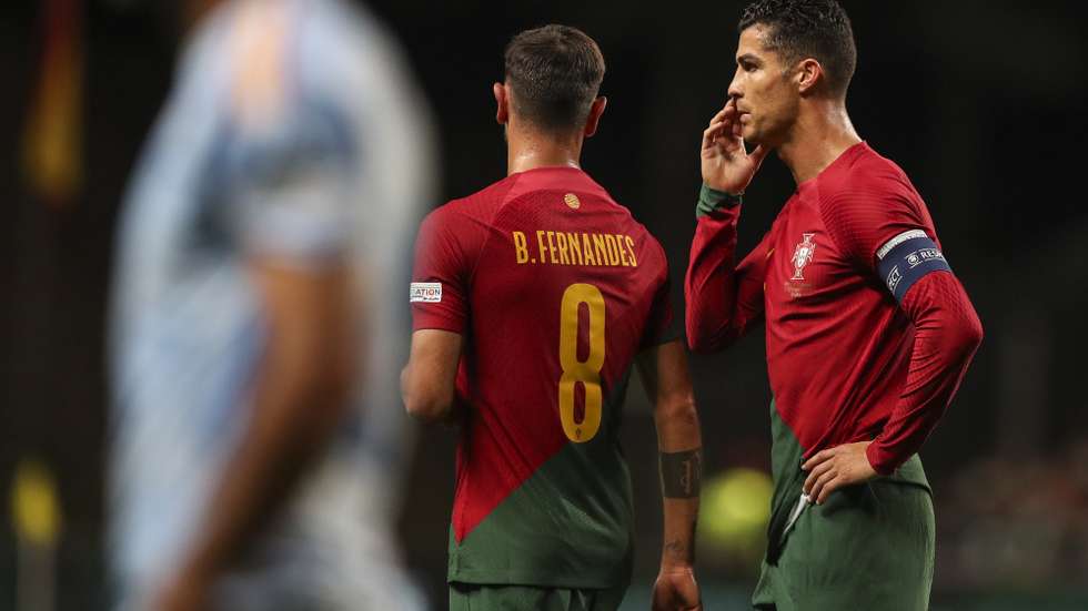 epa10210416 Portugal's Cristiano Ronaldo (R) talks to team mate Bruno Fernandes during the UEFA Nations League soccer match between Portugal and Spain at the Municipal stadium in Braga, Portugal, 27 September 2022.  EPA/JOSE COELHO