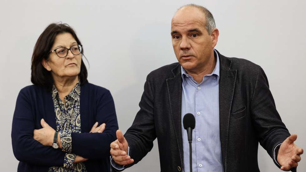 O secretário-geral do Partido Comunista Português (PCP), Paulo Raimundo (D), fala aos jornalistas após reunião com o Movimento Democrático das Mulheres - MDM, esta manhã em Lisboa, 20 de fevereiro de 2023. MIGUEL A. LOPES/LUSA