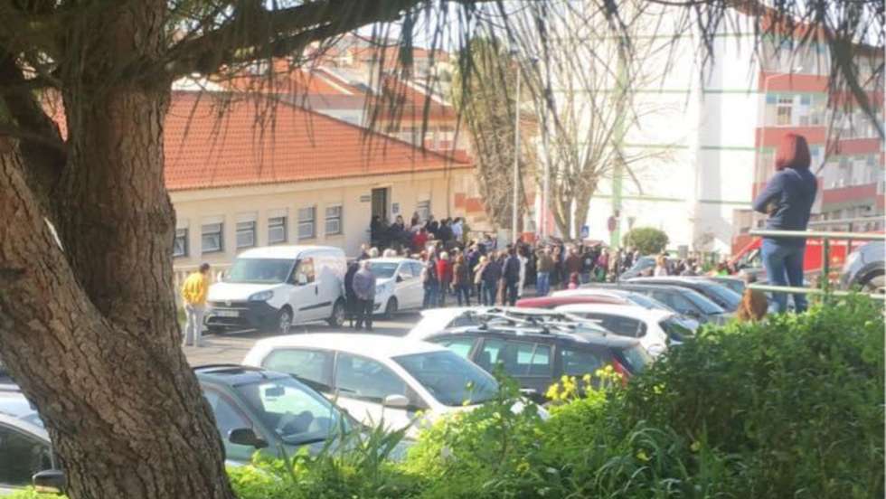Para não comprometer o plano de vacinação, mesmo considerando a duplicação do agendamento, o centro de saúde optou por reforçar a equipa e foram abertas mais duas salas de espera