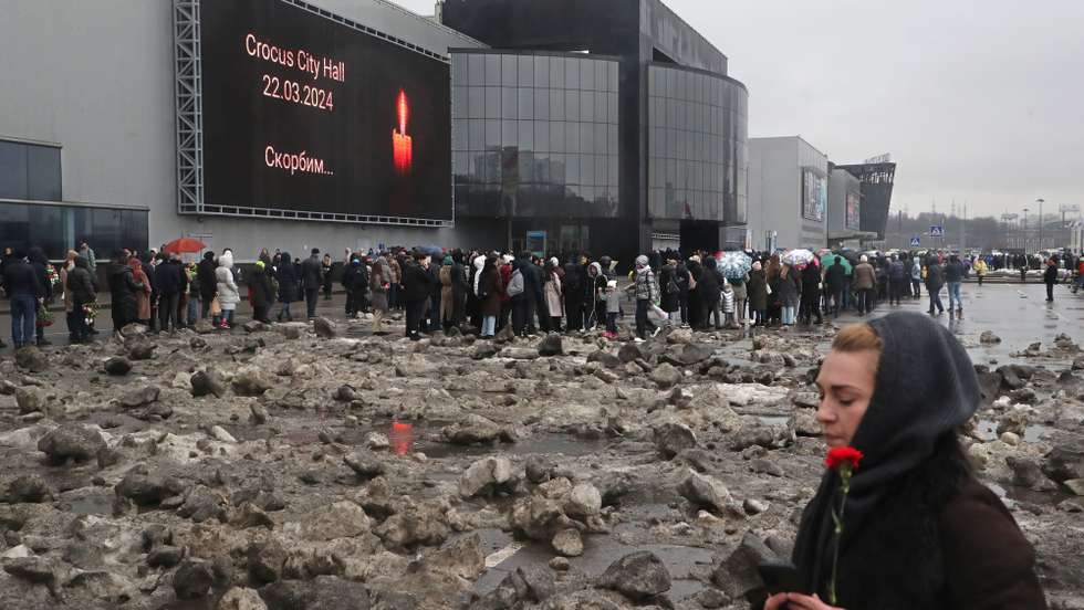 epaselect epa11240928 People mourn at the Crocus City Hall concert venue following a terrorist attack in Krasnogorsk, outside Moscow, Russia, 24 March 2024. Russia observes a day of national mourning for the victims of the terrorist attack in Crocus City Hall in Krasnogorsk. On 22 March, a group of gunmen attacked the Crocus City Hall in the Moscow region, Russian emergency services said. According to the latest data from the Russian Investigative Committee, 152 people died and more than 100 were hospitalized. On the morning of 23 March, the director of the Russian FSB, Alexander Bortnikov, reported to Russian President Vladimir Putin about the detention of 11 people, including all four terrorists directly involved in the terrorist attack.  EPA/MAXIM SHIPENKOV