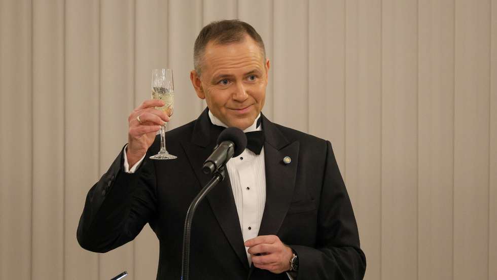epa12809910 Polish President Karol Nawrocki cheers at an official dinner with the Swedish Royal Couple at the Presidential Palace in Warsaw, Poland, 10 March 2026. King Carl XVI Gustaf of Sweden and Queen Silvia are on a three-day visit to Poland.  EPA/PAWEL SUPERNAK POLAND OUT