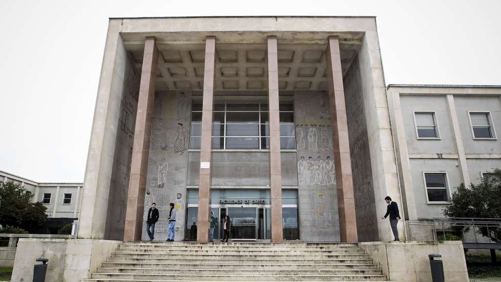 Fachada do edifício da Faculdade de Direito da Universidade de Lisboa