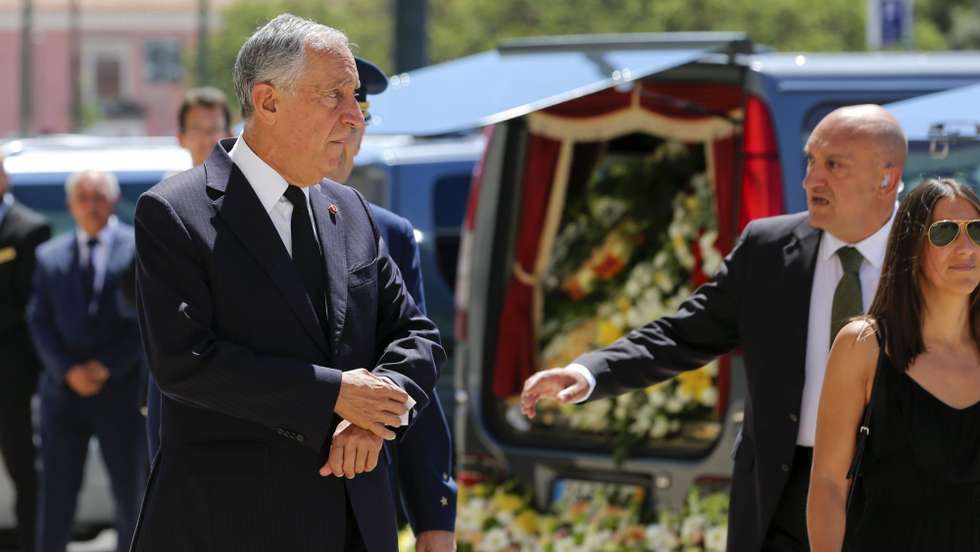 Em 2016, Marcelo Rebelo de Sousa, à chegada para a missa de corpo presente de três militares da Força Aérea vítimas de um acidente com uma aeronave C-130H
