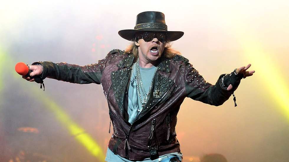 Há mais de 30 anos que Axl Rose atira o microfone do palco para o público, e os fãs sabem-no, mas desta vez uma fã terá sido atingida na cara e ficado ferida