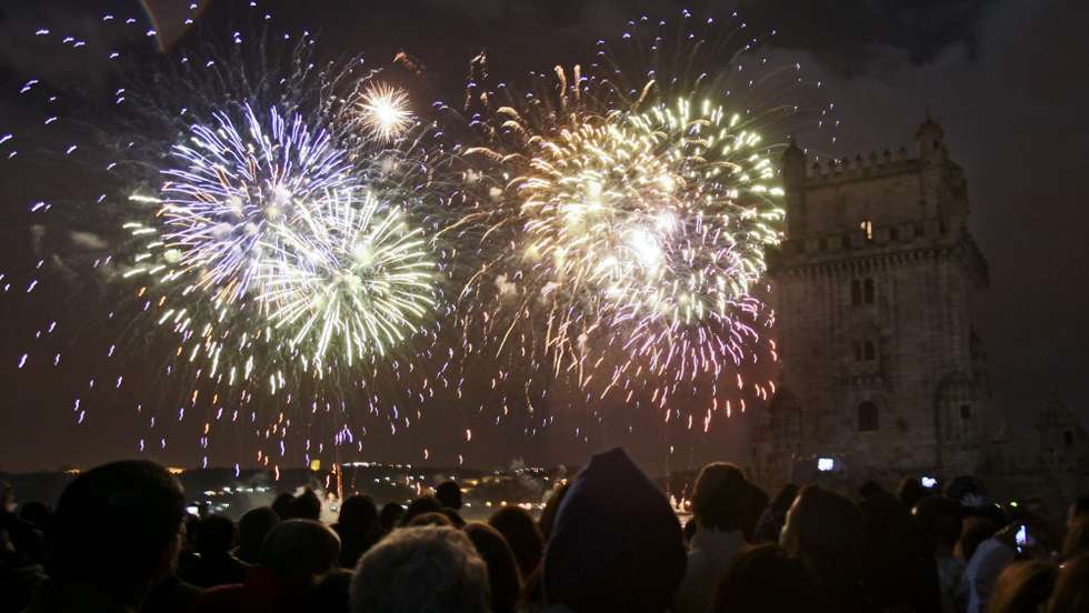 Aspecto do fogo de artifício que assinalou a entrada no ano de 2010, junto à Torre de Belém, em Lisboa
