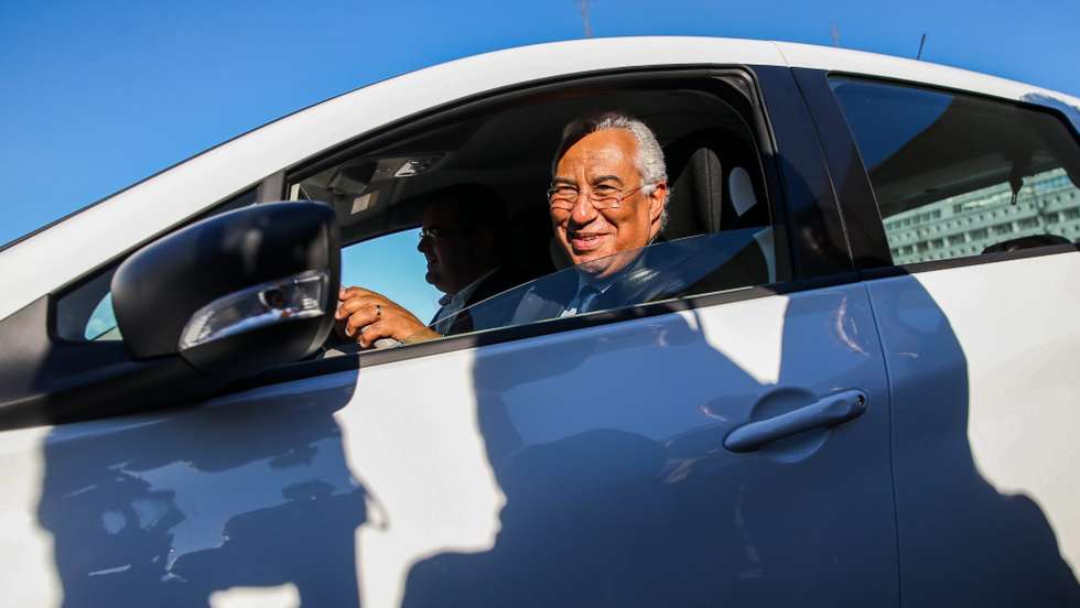 António Costa, ao volante de um carro elétrico, garante que não falta ambição à política energética portuguesa.