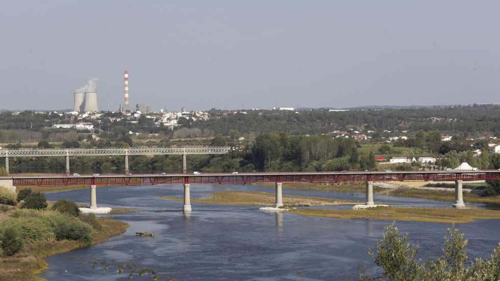 Vista para o rio Tejo, com a Central Termoelétrica do Pego, e as pontes ferroviária e rodoviária em Abrantes