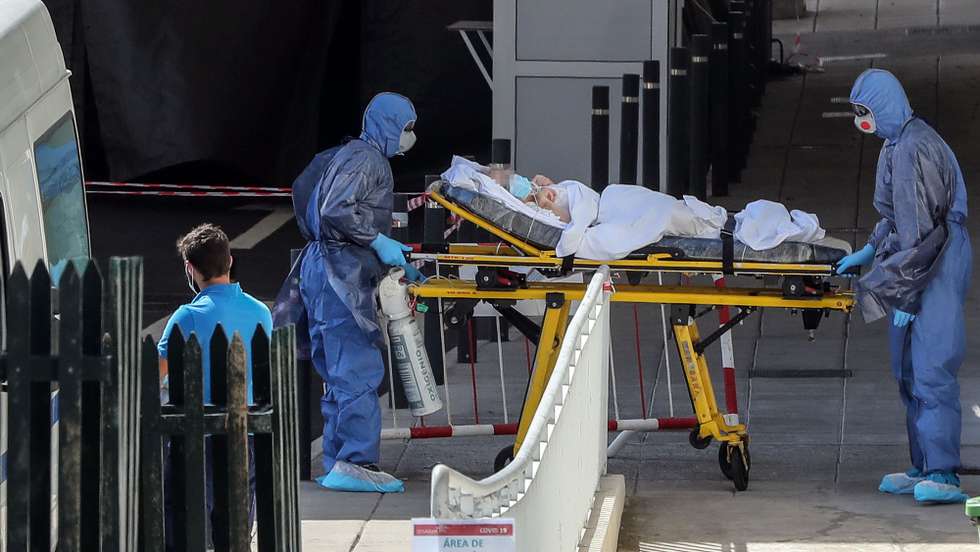 Uma idosa dá entrada nos serviços destinados aos infetados pelo covid-19 no Hospital Central do Funchal Dr. Nélio Mendonça, no Funchal, 6 de abril de 2020. Em Portugal, registaram-se 311 mortes e 11.730 infeções confirmadas, segundo o balanço feito hoje pela Direção-Geral da Saúde (DGS). HOMEM DE GOUVEIA/LUSA