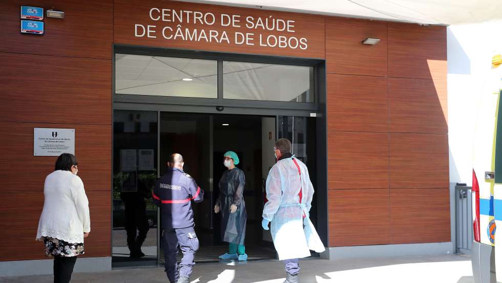 Idosa aguarda à entrada do Centro de Saúde de Câmara de Lobos, pela chamada para atendimento, após ter surgido o aumento de casos de pessoas infetadas pela covid-19 na Freguesia de Câmara de Lobos, obrigando o Governo Regional da Madeira a decretar uma cerca sanitária a esta freguesia, para conter a propagação do vírus, Câmara de Lobos, Ilha da Madeira, 19 de abril de 2020. HOMEM DE GOUVEIA/LUSA
