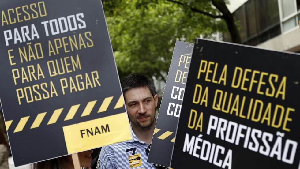 Médicos protestam durante a greve e manifestação convocada pela Federação Nacional dos Médicos (FNAM), em frente ao Ministério da Saúde, em Lisboa, 03 de julho de 2019. Em causa estão questões como o limite de 12 horas de trabalho em serviço de urgência dentro do horário normal de trabalho, o reajustamento das listas de utentes dos médicos de família, bem como o descongelamento da progressão remuneratória para os médicos que transitaram para as 40 horas de trabalho semanal. ANTÓNIO PEDRO SANTOS/LUSA