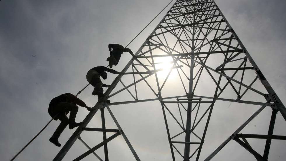epa04227454 Workers climb to install a 60-meters telecommunication tower in Banda Aceh, Indonesia, 27 May 2014. The increasing number of users of mobile devices in Indonesia requires the telecommunications service providers to improve their infrastructure such as the additional installation of cell towers in densely populated areas. Indonesia is one of the largest mobile phone users in Asia.  EPA/HOTLI SIMANJUNTAK