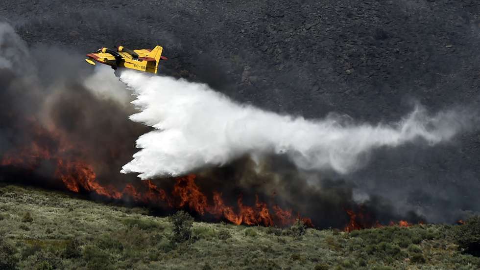 Um avião pesado de combate a incêndios durante o combate ao incêndio em Castro Daire, 07 de setembro de 2020. Mais de 100 operacionais apoiados por 40 viaturas e oito meios aéreos combatem às 10:10 de hoje chamas de “intensidade média/alta” em mato e pinhal em Castro Daire. NUNO ANDRÉ FERREIRA/LUSA