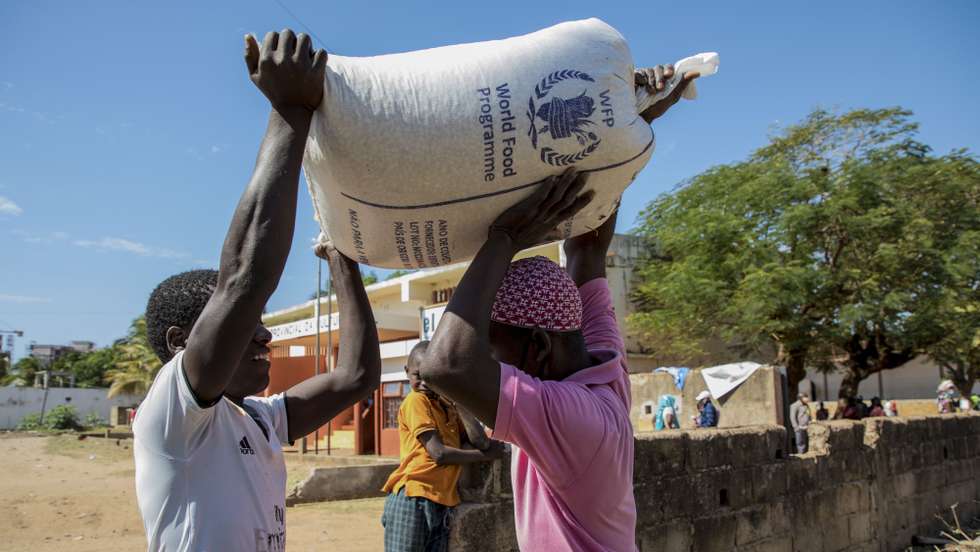 Bacar Fernando, 37 anos, deslocado de Macomia, leva o 'kit' de assistência alimentar para a casa de família onde foi acolhido e onde vivem agora 18 crianças, dado pelo apoio alimentar de emergência do Programa Alimentar Mundial (PAM) a deslocados pela violência armada em Cabo Delgado, em Pemba, Mocambique, 24 de julho 2020. Há 250.000 pessoas afetadas e Pemba é o porto seguro de muitos, em casas de familiares e amigos que de repente passaram a acolher mais de dez, às vezes 20 ou trinta pessoas. (ACOMPANHA TEXTO DE 27 DE JULHO DE 2020). RICARDO FRANCO/LUSA