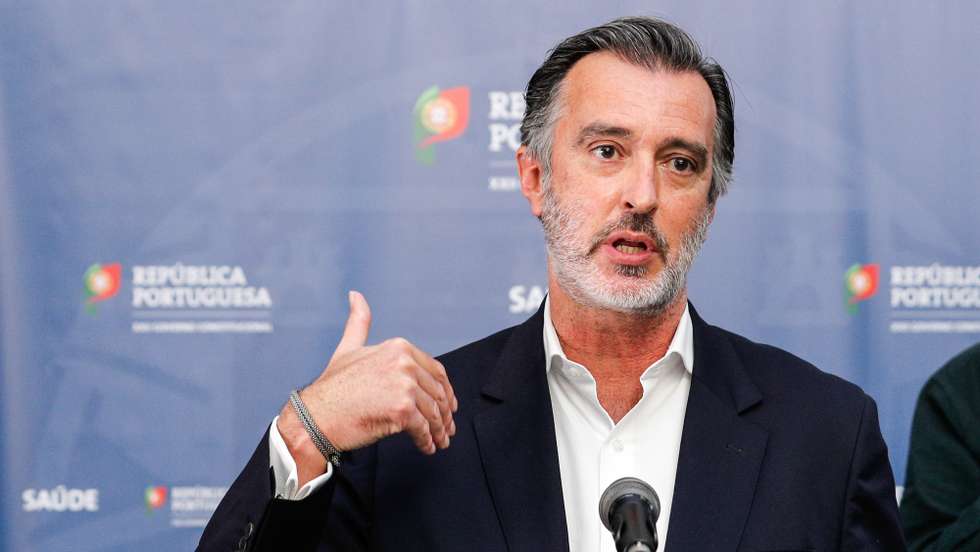 O deputado da Iniciativa Liberal (IL), João Cotrim Figueiredo, fala aos jornalistas no final da  XII Sessão de apresentação sobre a “Situação Epidemiológica da COVID-19 em Portugal”, no Infarmed, em Lisboa, 19 de novembro de 2020.O país está em estado de emergência desde 09 de novembro e até 23 de novembro, período durante o qual há recolher obrigatório nos concelhos de risco de contágio mais elevado e municípios vizinhos. A medida abrange 191 concelhos. ANTÓNIO COTRIM/LUSA