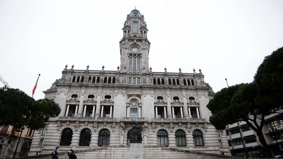 Dois Polícias conversam junto à Câmara Municipal do Porto durante o recolher obrigatório do estado de emergência no âmbito das medidas de contenção da covid-19, no Porto, 15 de novembro de 2020. Com 191 concelhos em risco em Portugal, o Conselho de Ministros decretou o encerramento de todos os estabelecimentos comerciais e restauração a partir das 13h00 até às 08h00 do dia seguinte, tanto no sábado como no domingo, para além do confinamento obrigatório para toda a população dos concelhos em risco a partir das 13h. MANUEL FERNANDO ARAÚJO/LUSA