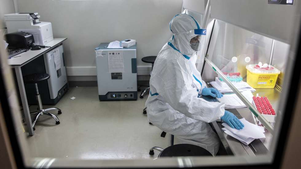 Um elemento da equipe do cientista angolano Dr. Valdemar Tchipenhe que coordena o Centro de Diagnóstico Laboratorial de Viana trabalha no diagnóstico das infeções por covid-19 em Angola, Luanda, 25 de setembro de 2020. (ACOMPANHA TEXTO DE 12/10/2020) AMPE ROGÉRIO/LUSA