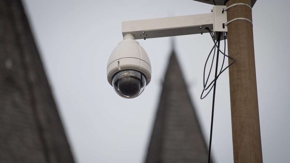 epa05689925 A security hangs near the Eiserner Steg footbridge in Frankfurt am Main, Germany, 28 December 2016. The additional video surveillance is part of the police's expanded security procedures for New Year's Eve.  EPA/BORIS ROESSLER